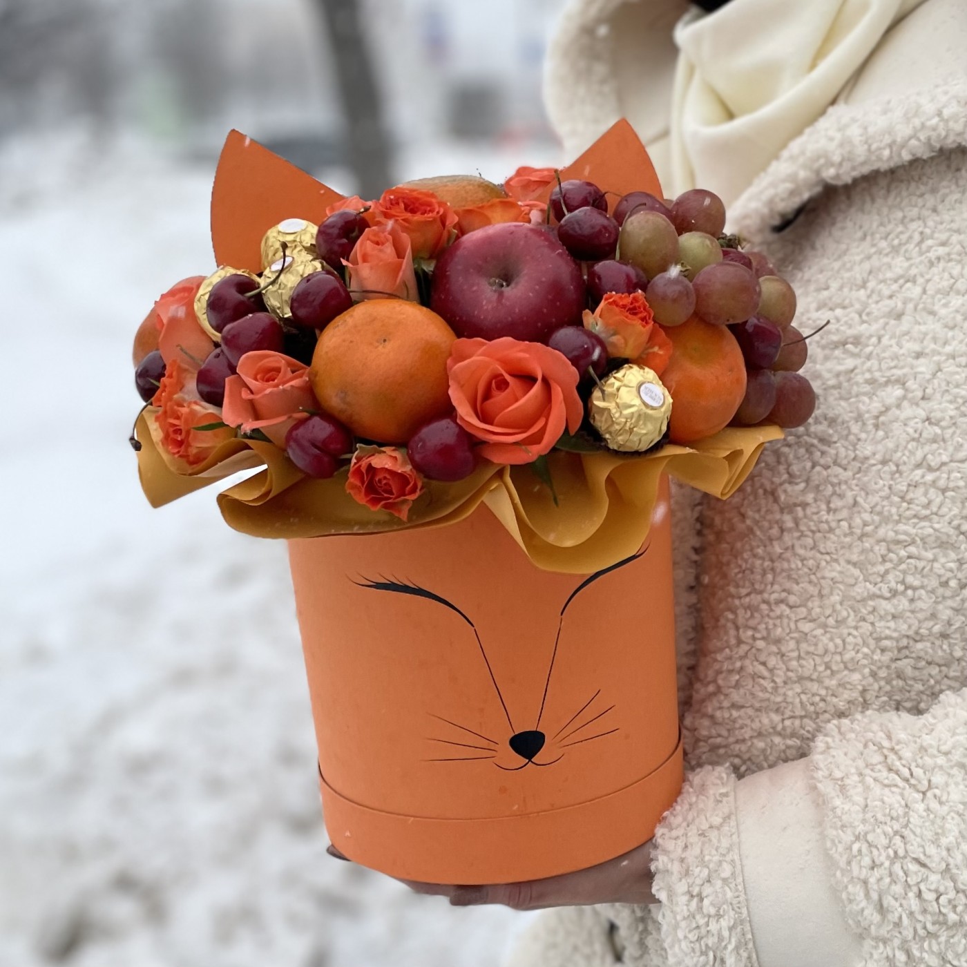 Коробка Лисичка с фруктами и розами